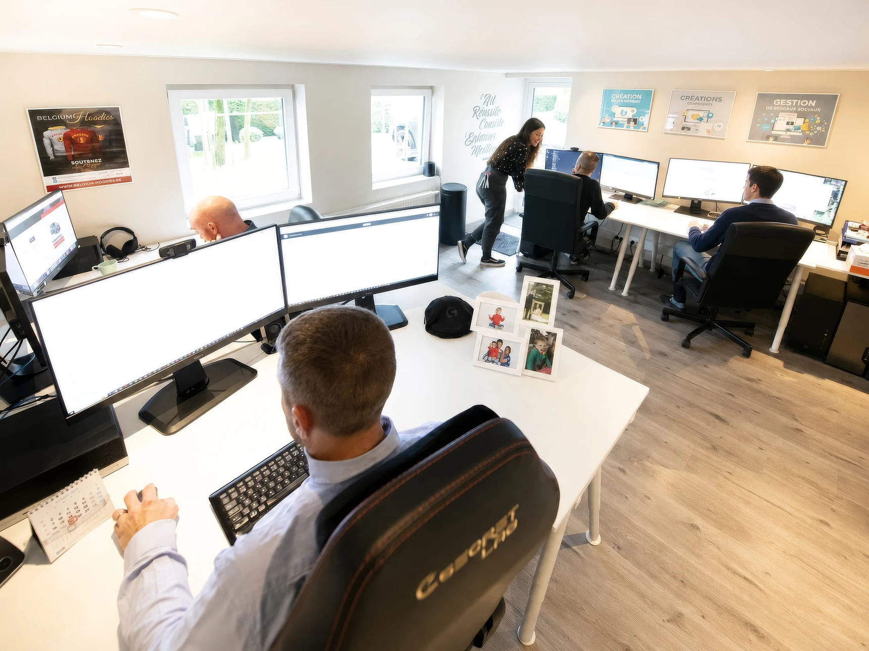 L'équipe de Leonard Web Solutions au travail dans ses bureaux de Verviers