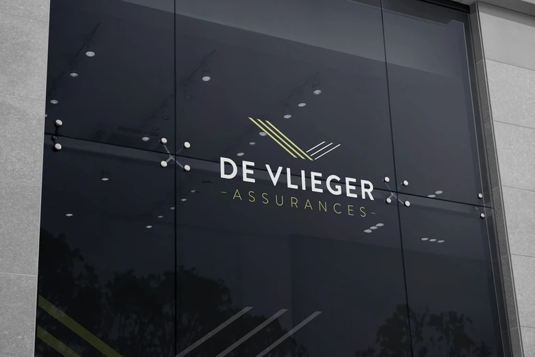 De Vlieger Assurances — Identité visuelle et signalétique de vitrine d’un bureau d’assurances.